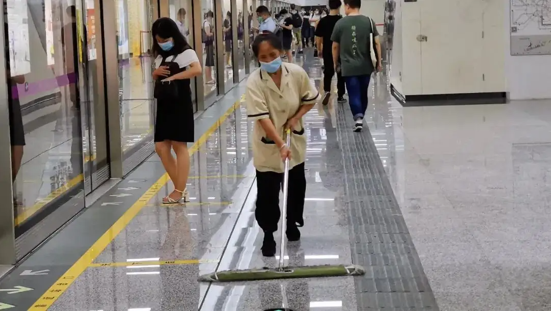 榮事達(dá)擦地機(jī)成功入住合肥地鐵站