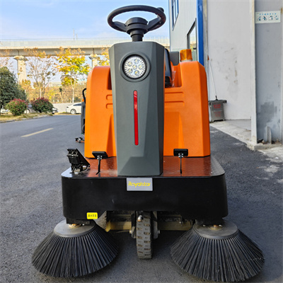 工廠車間使用駕駛式掃地機(jī)，高效率的同時(shí)省人工