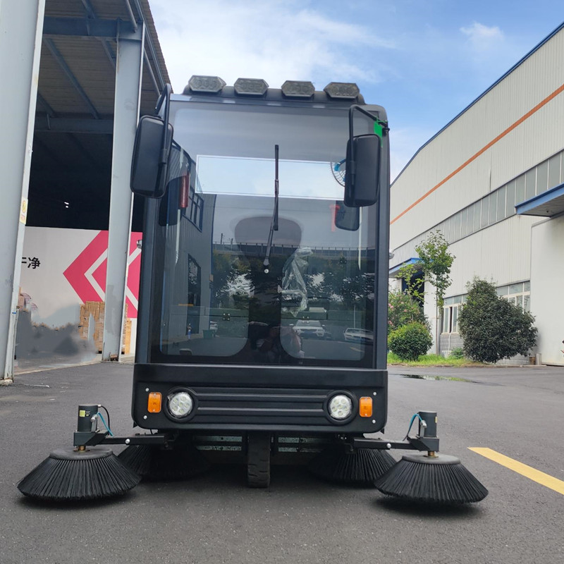 物業(yè)小區(qū)在選擇駕駛式掃地機(jī)需要考慮這幾個(gè)方面